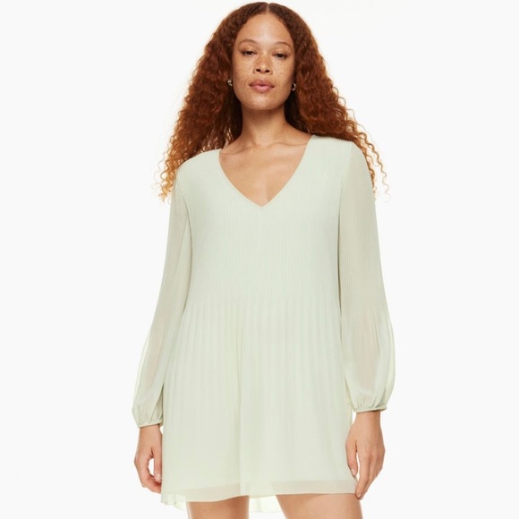 Wilfred Daydreamer V-Neck Dress - NWT - Black - XS
Pleated V-neck chiffon dress - Picture 4 of 6